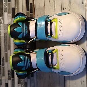 Adidas originals 7 roundhouse hip hop velcro closure